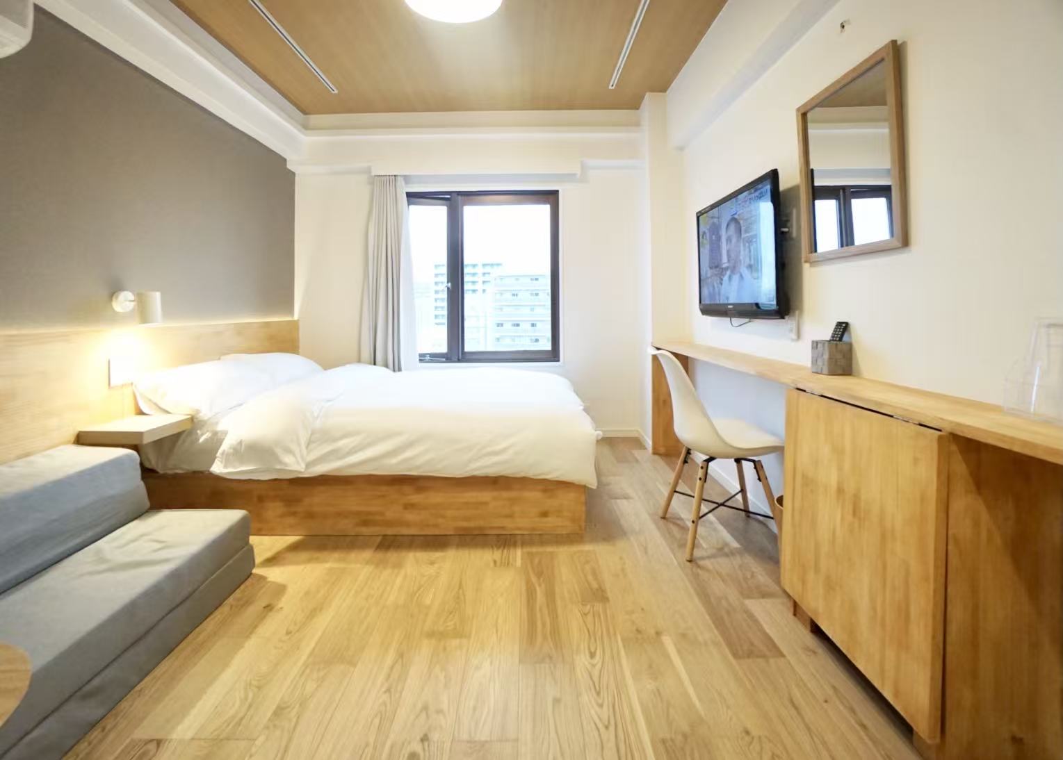 现代日式公寓建筑外观，带有传统日式元素，周围绿植环绕，阳光明媚的白天场景