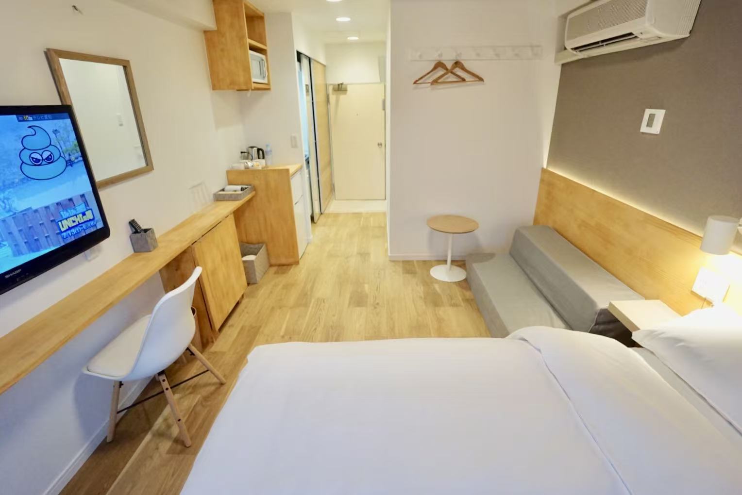 现代化公寓内部客厅区域,配备现代家具和装饰,温暖的日光从窗户照射进来,营造舒适居住氛围